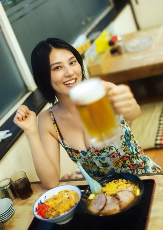 相楽伊織 けっこうボインな水着グラビア画像！