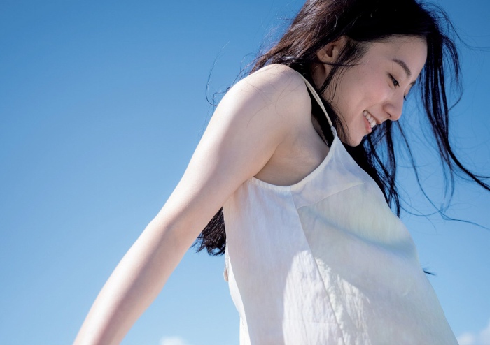 高田里穂 スタイル抜群な水着グラビア画像！