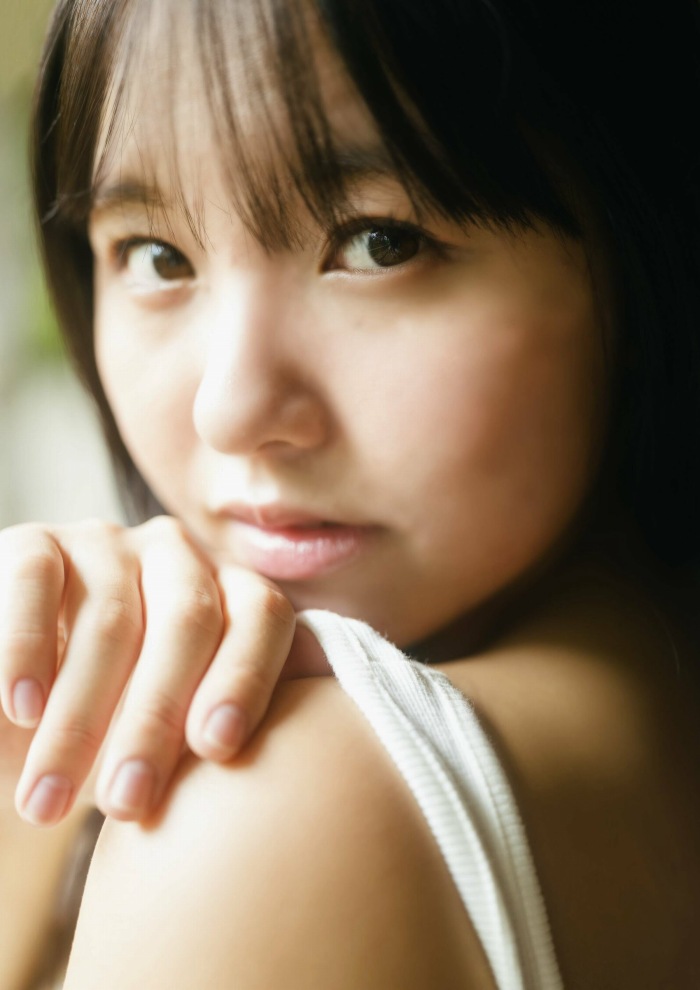 本郷柚巴 まぶしいボインの水着グラビア画像！