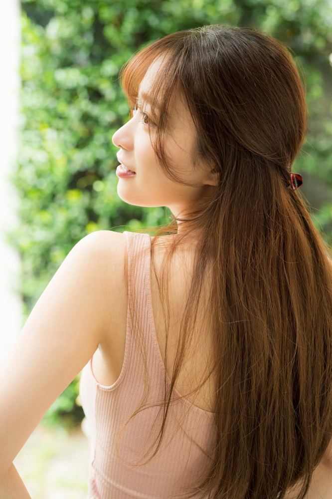 青井春 Iカップおっぱいの水着グラビア画像！