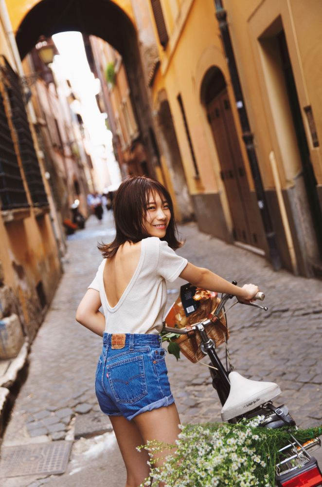 秋元真夏 激かわな水着・ランジェリー画像！