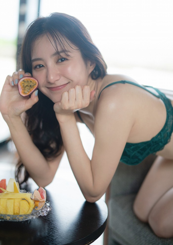 高田里穂 スタイル抜群な水着グラビア画像！