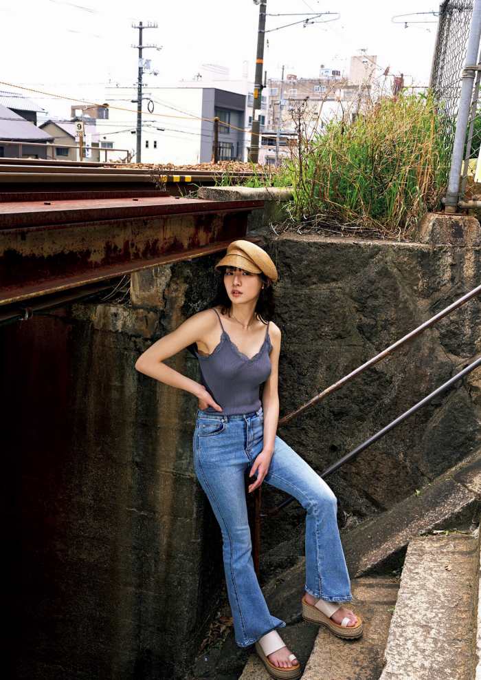 浅川梨奈 もっこりおっぱい水着グラビア画像！