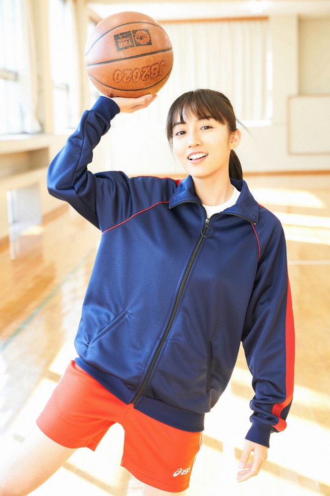 黒木ひかり むっちりバストの水着グラビア画像！