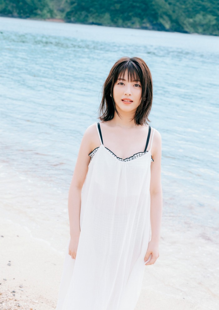 浜辺美波 鬼かわな水着＆浴衣グラビア画像！