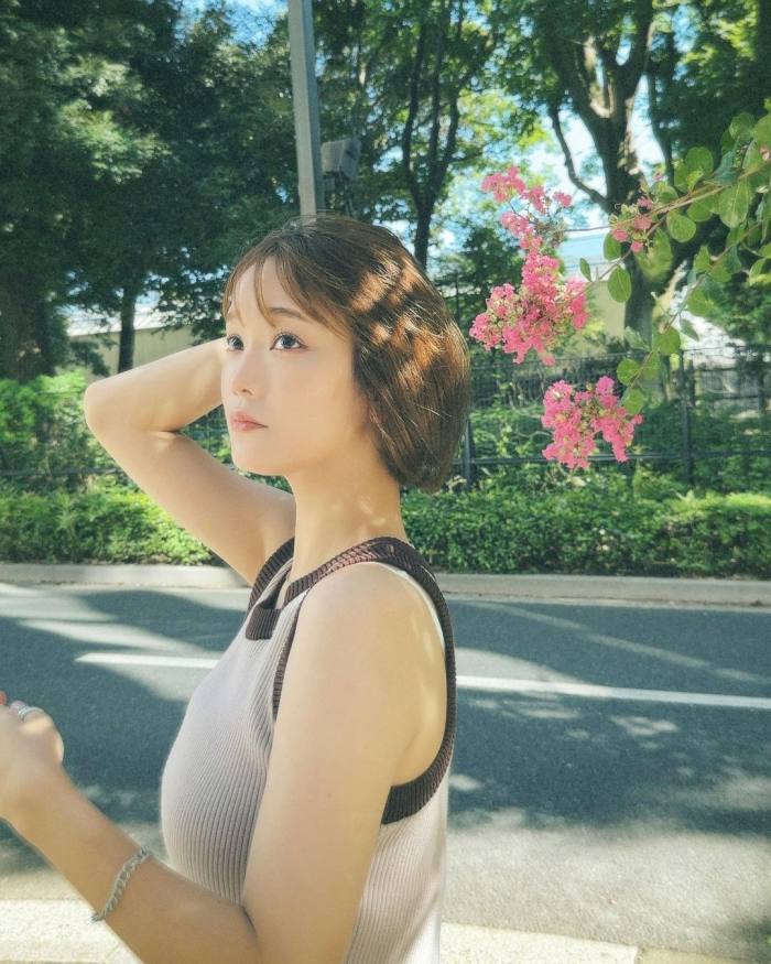 青戸しの Fカップボインな水着グラビア画像！