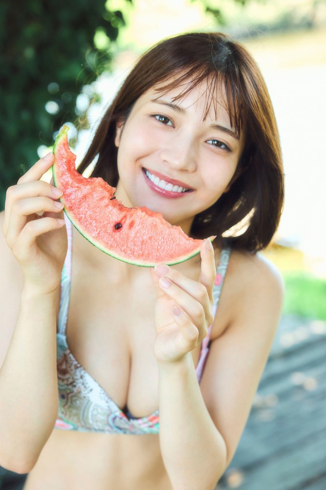 黒嵜菜々子 ふわふわボインの水着グラビア画像！