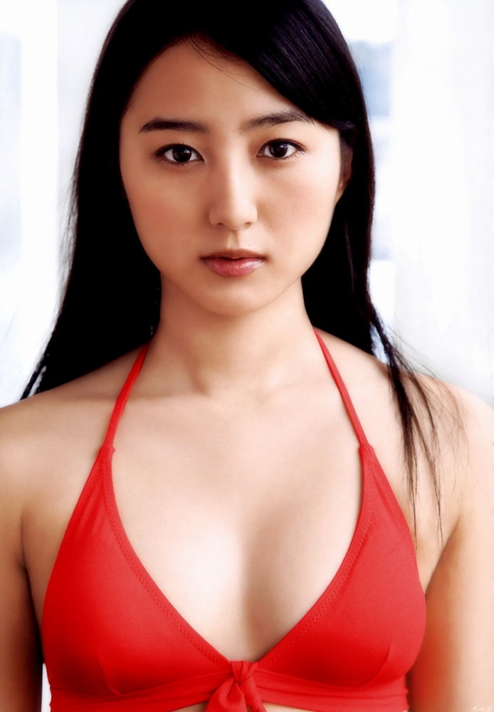 高田里穂 スタイル抜群な水着グラビア画像！
