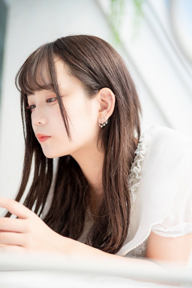 青戸しの Fカップボインな水着グラビア画像！