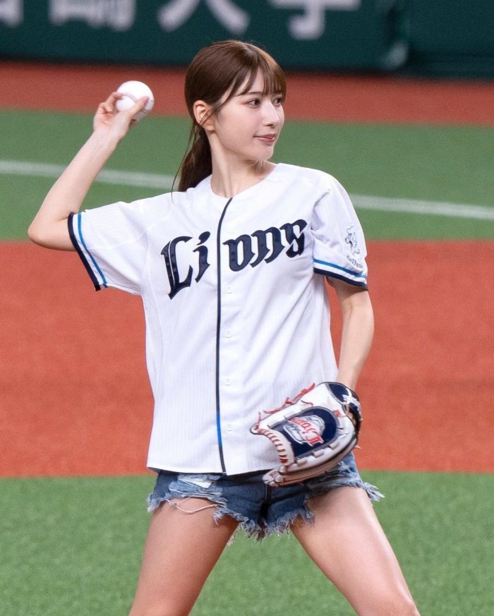 雪平莉左 グラマラス美女の水着グラビア画像！