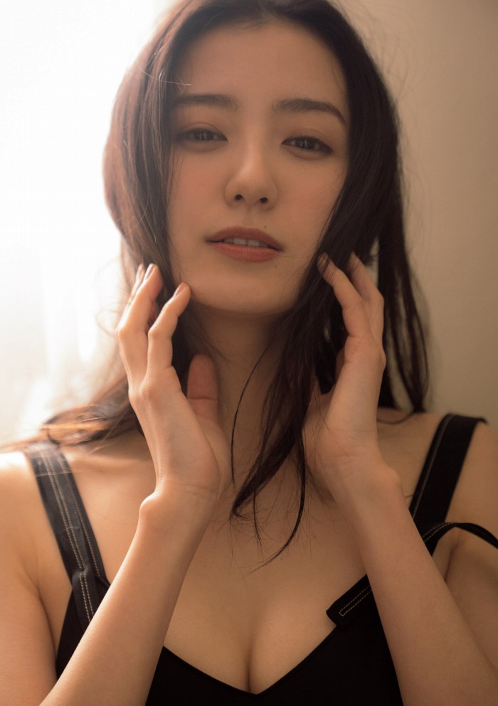 高田里穂 スタイル抜群な水着グラビア画像！