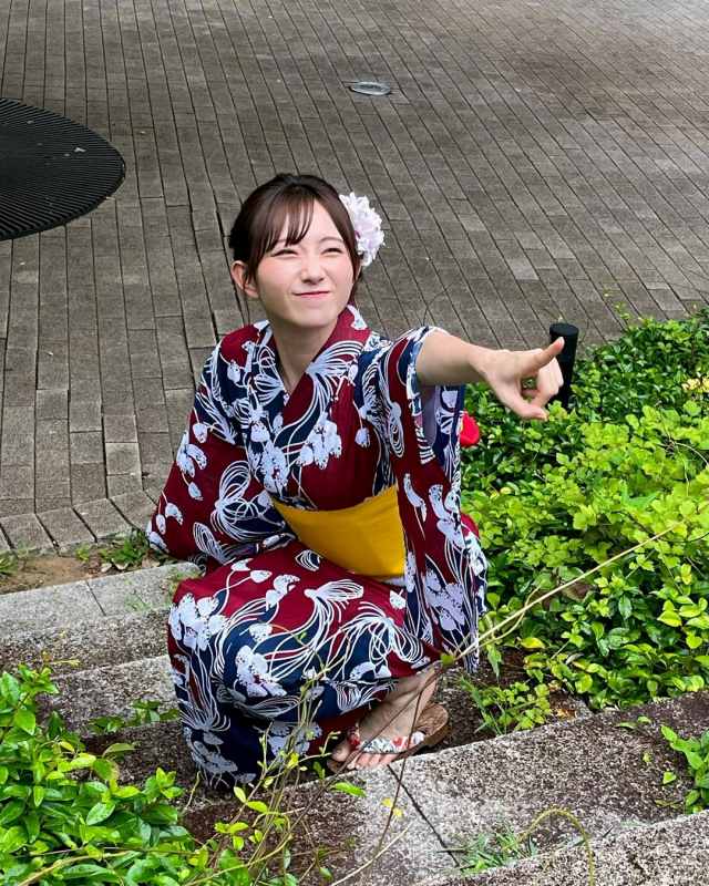 青山なぎさ 激かわな生脚＆タンクトップ画像！