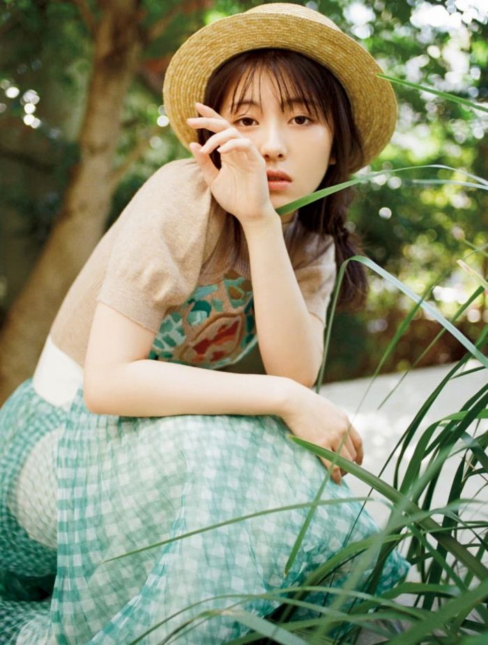 浜辺美波 鬼かわな水着＆浴衣グラビア画像！