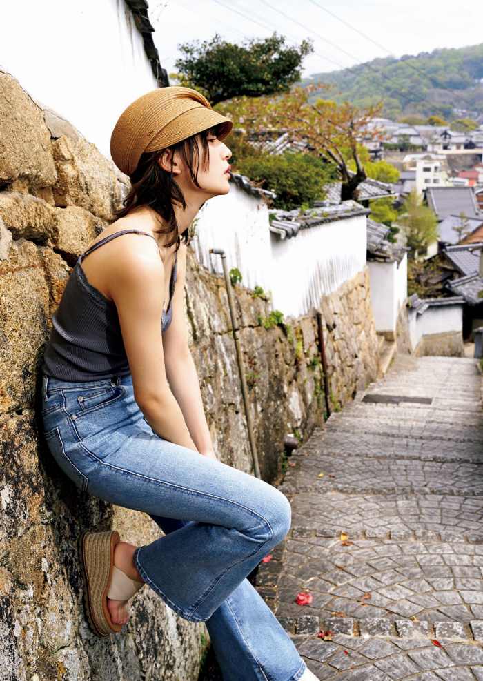 浅川梨奈 もっこりおっぱい水着グラビア画像！