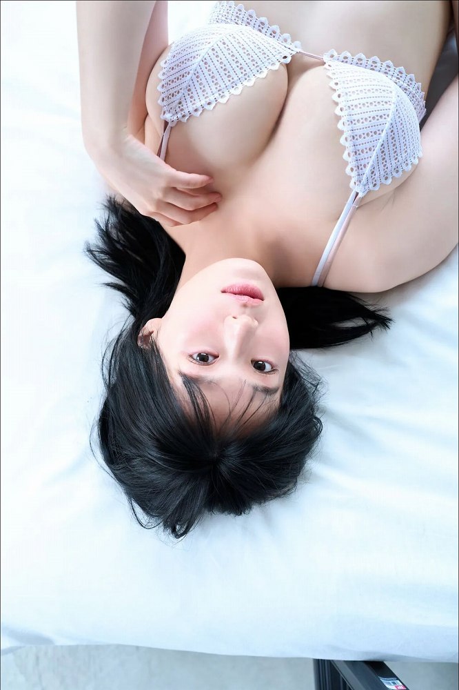 髙野真央 Gカップボインの水着グラビア画像！