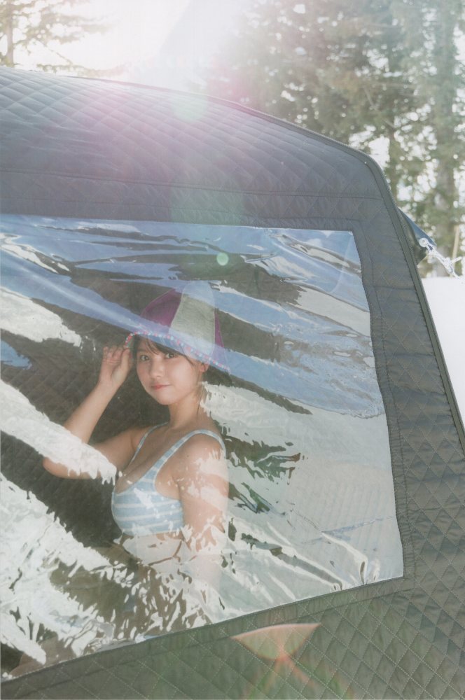 本郷柚巴 まぶしいボインの水着グラビア画像！