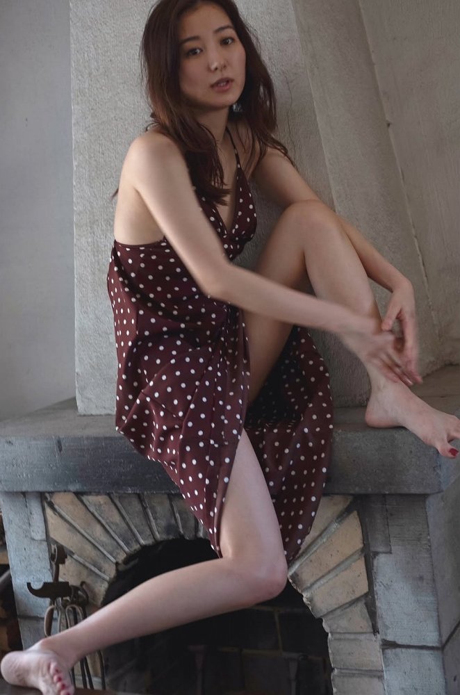 高田里穂 スタイル抜群な水着グラビア画像！