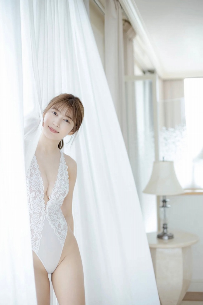 雪平莉左 グラマラス美女の水着グラビア画像！