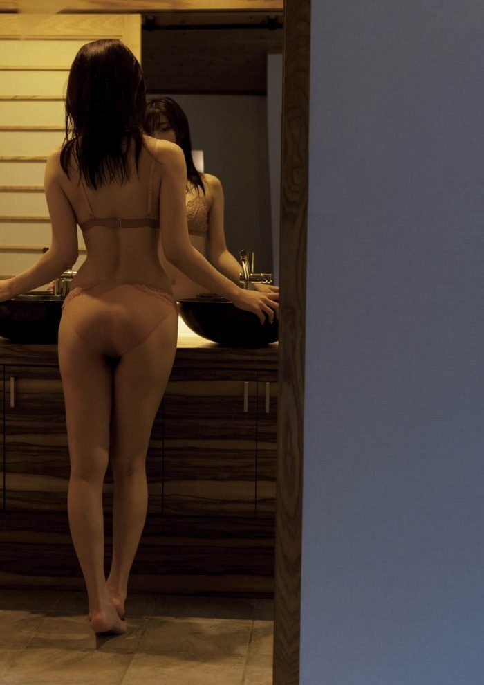 河北彩伽 絵になるEカップ美乳のヌード画像！