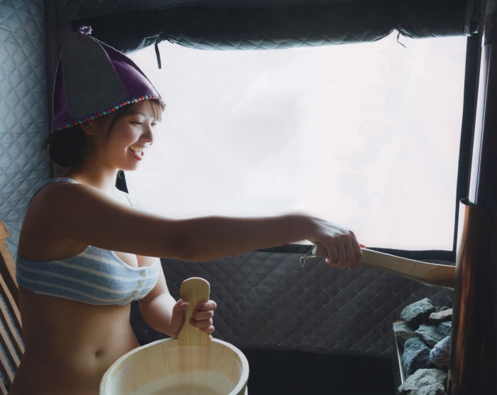 本郷柚巴 まぶしいボインの水着グラビア画像！