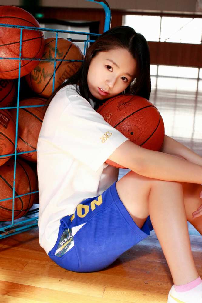 小池里奈 美尻でキュートな水着グラビア画像！