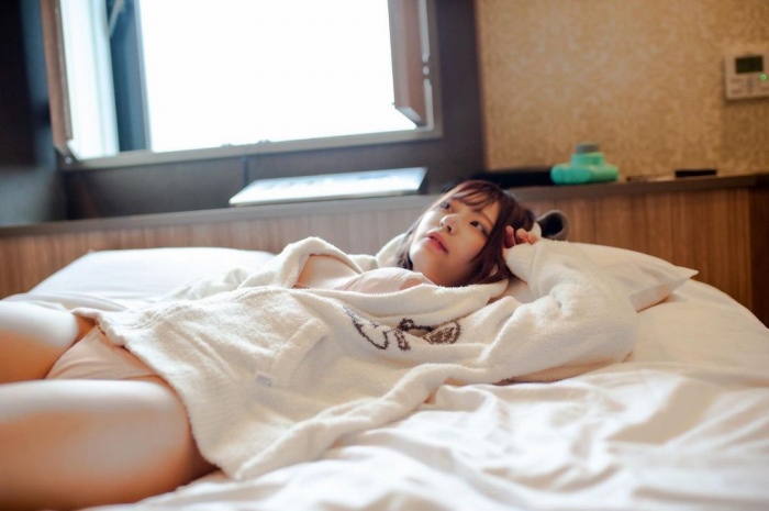 小日向結衣 乳輪ヌードと水着グラビア画像！