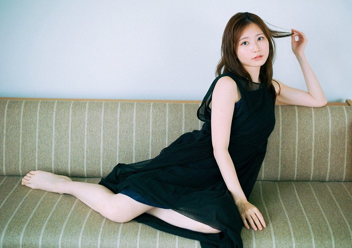 青山なぎさ 激かわな生脚＆タンクトップ画像！