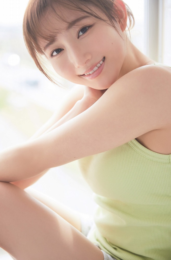 青山なぎさ 激かわな生脚＆タンクトップ画像！