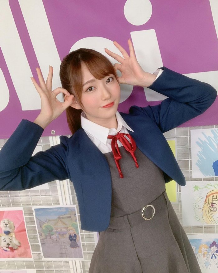 青山なぎさ 激かわな生脚＆タンクトップ画像！