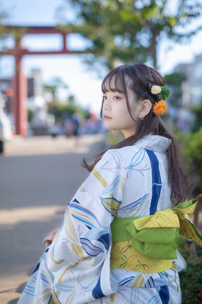 青戸しの Fカップボインな水着グラビア画像！