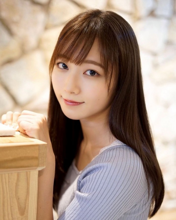 青山なぎさ 激かわな生脚＆タンクトップ画像！