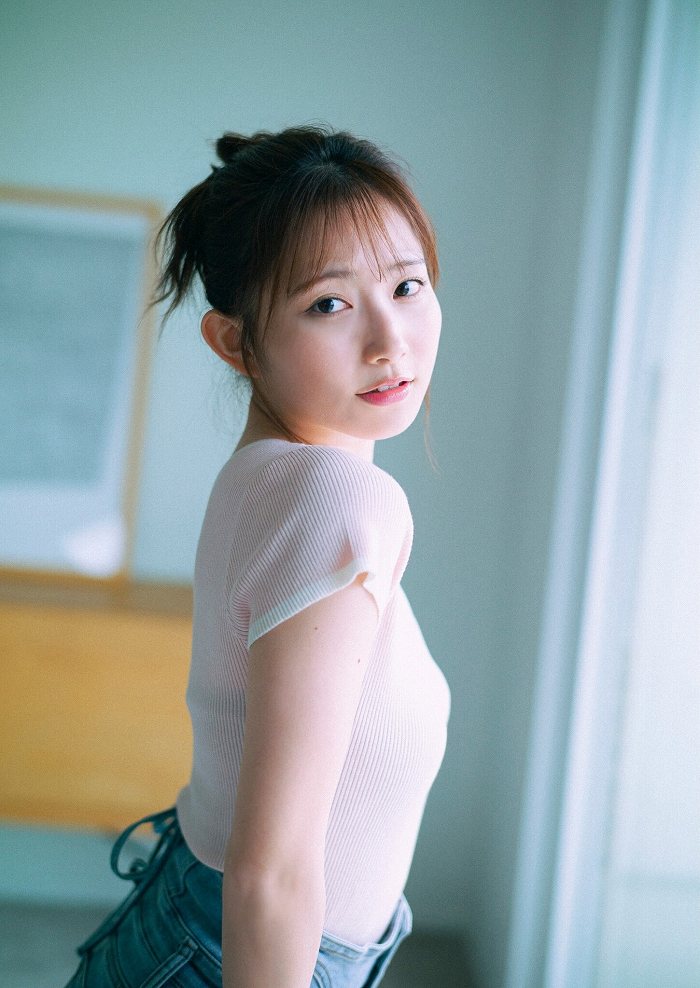 青山なぎさ 激かわな生脚＆タンクトップ画像！