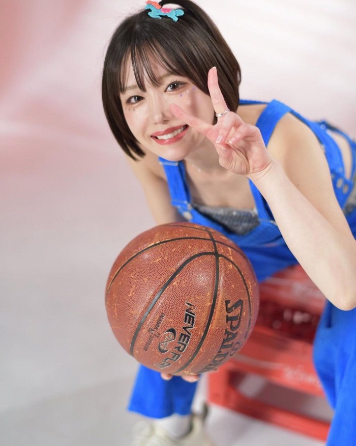 あらた唯 スタイル抜群の水着グラビア画像！