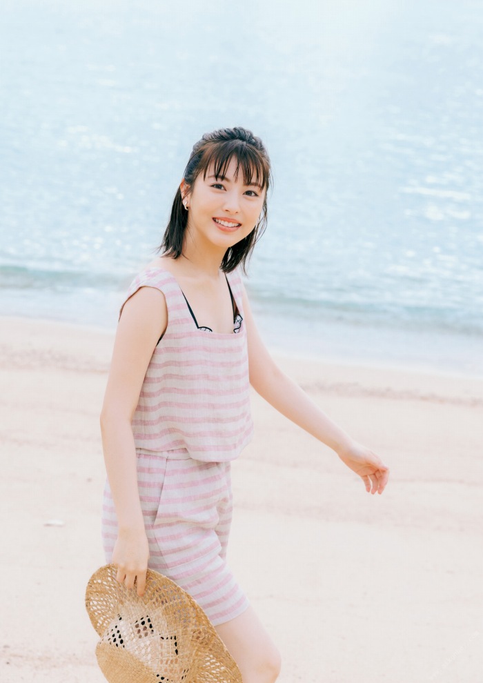 浜辺美波 鬼かわな水着＆浴衣グラビア画像！