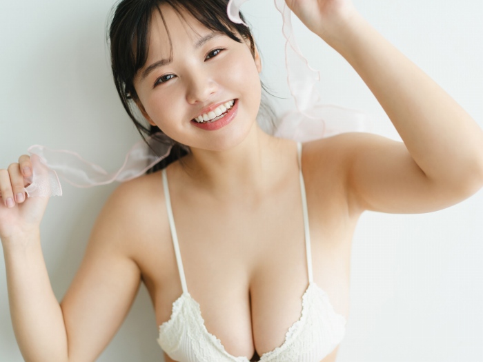 本郷柚巴 まぶしいボインの水着グラビア画像！