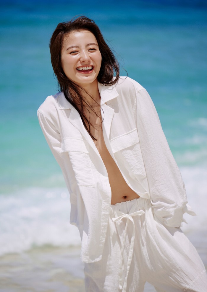 高田里穂 スタイル抜群な水着グラビア画像！