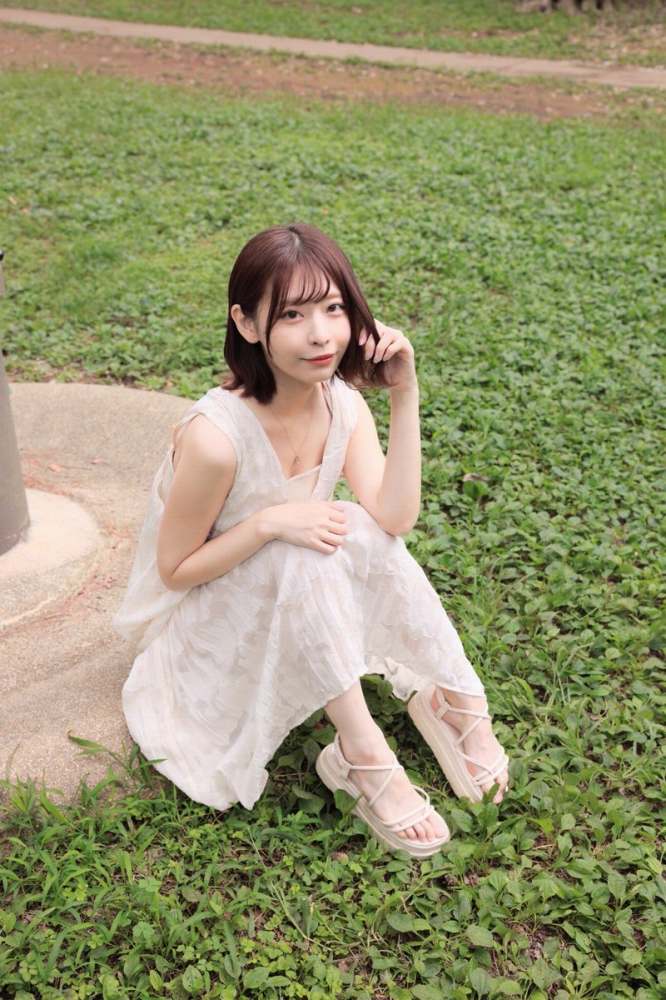 小日向結衣 乳輪ヌードと水着グラビア画像！