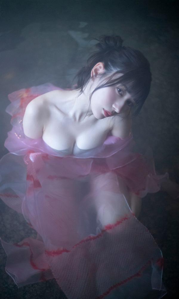 雪平莉左 グラマラス美女の水着グラビア画像！