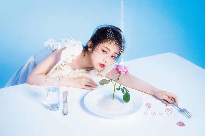 浜辺美波 鬼かわな水着＆浴衣グラビア画像！