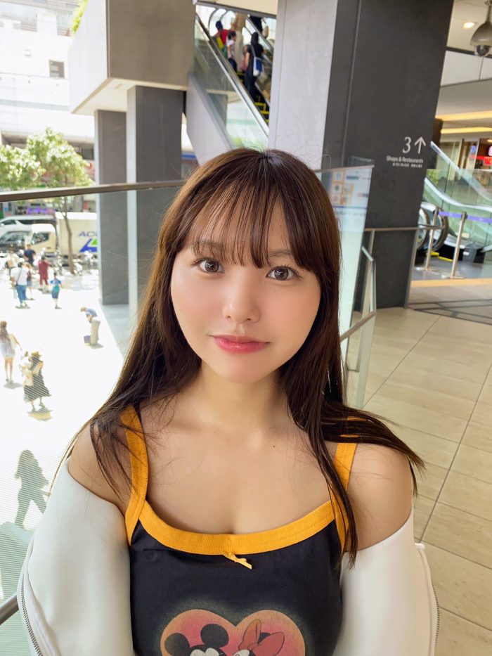 本郷柚巴 まぶしいボインの水着グラビア画像！