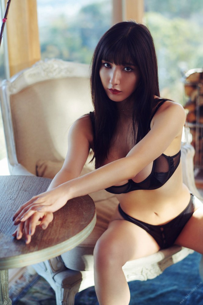 渡辺万美 Hカップのド派手ヌード＆水着画像！