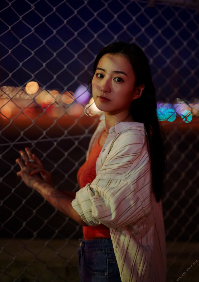 高田里穂 スタイル抜群な水着グラビア画像！