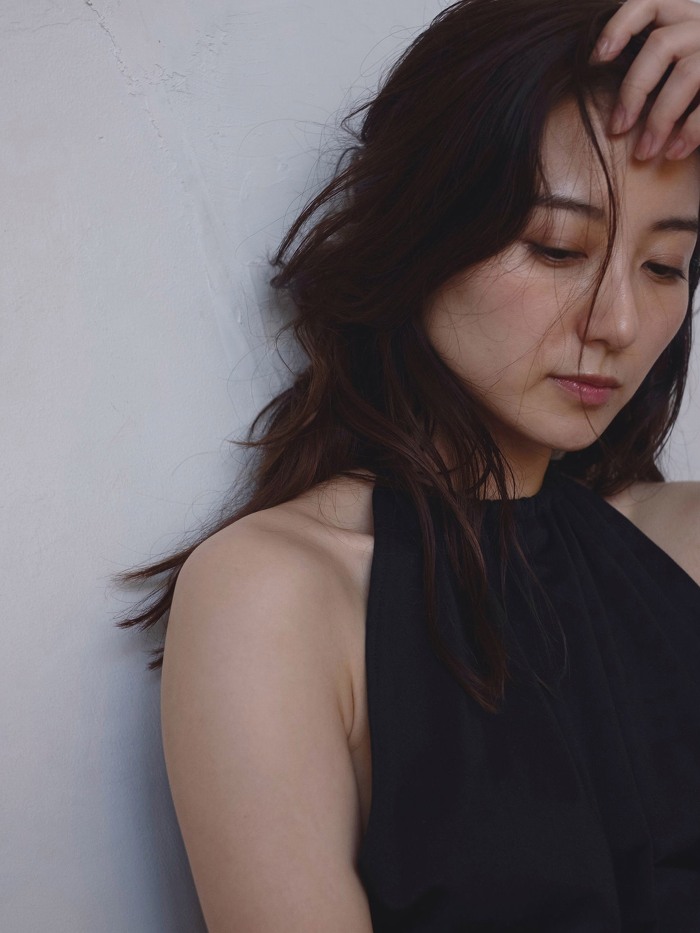 高田里穂 スタイル抜群な水着グラビア画像！