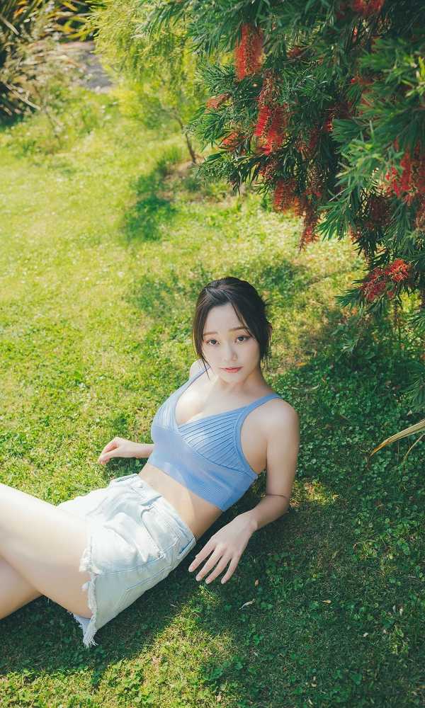 青戸しの Fカップボインな水着グラビア画像！