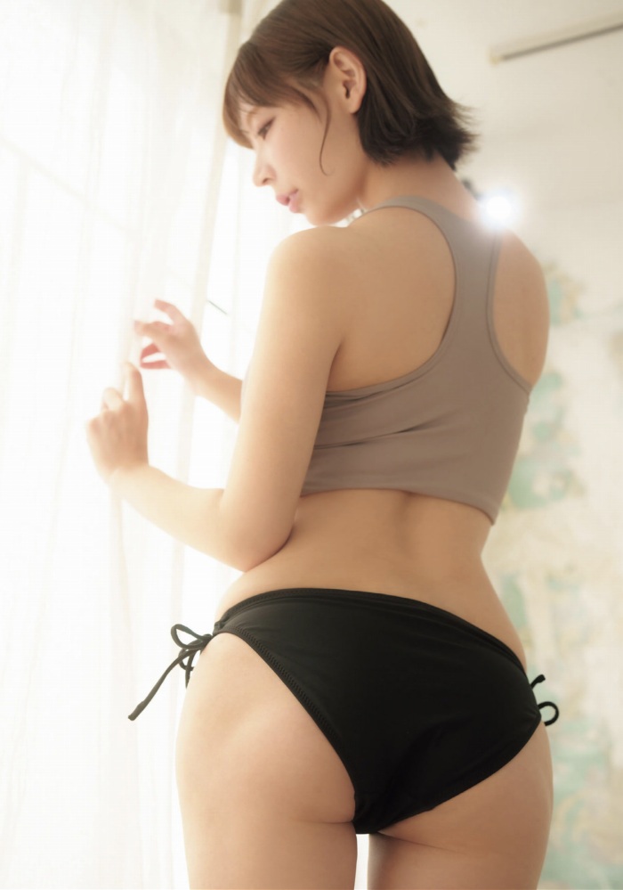 小日向結衣 乳輪ヌードと水着グラビア画像！