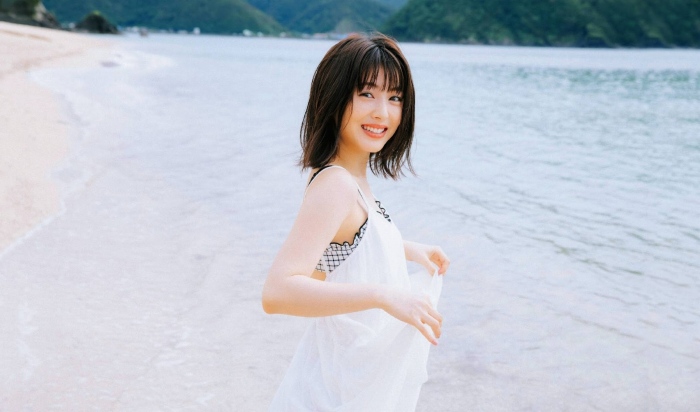 浜辺美波 鬼かわな水着＆浴衣グラビア画像！