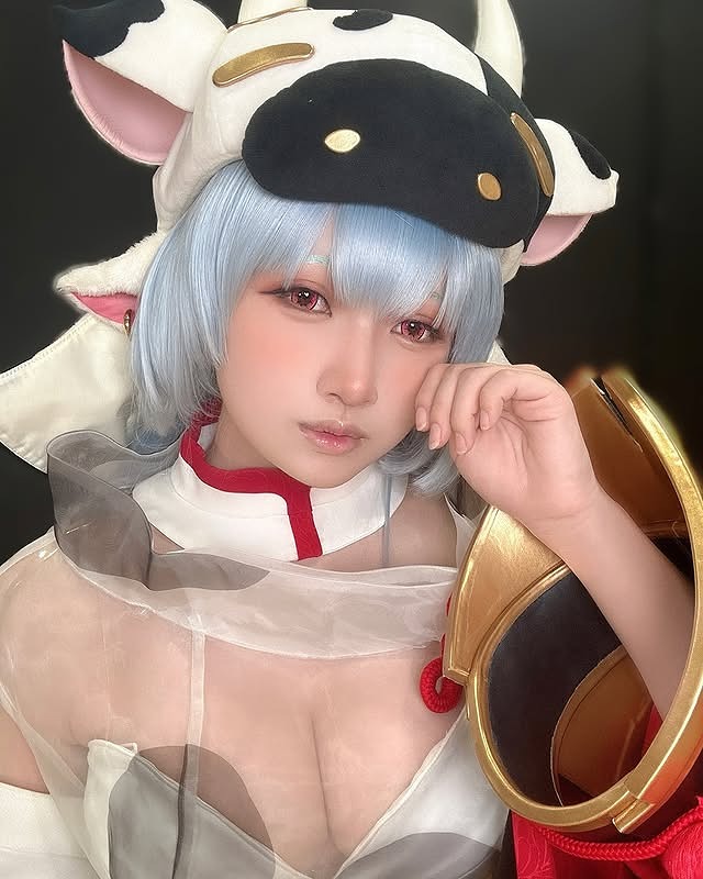 小倉あずさ 巨乳レイヤーの水着グラビア画像！