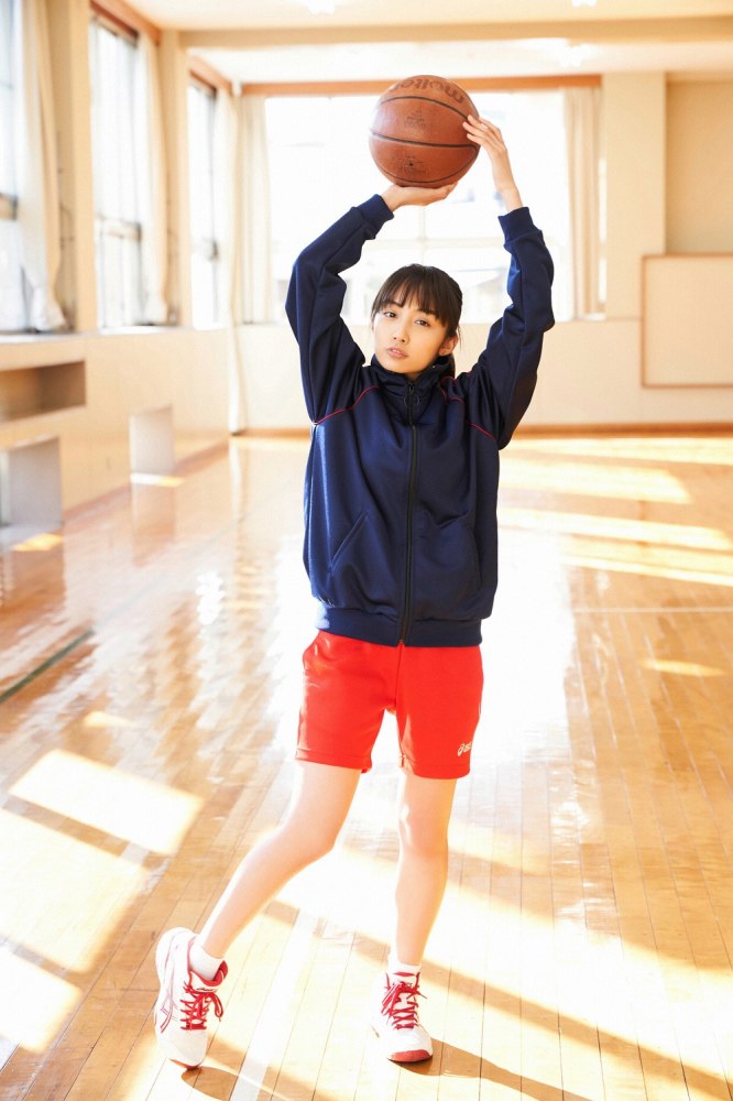 黒木ひかり むっちりバストの水着グラビア画像！