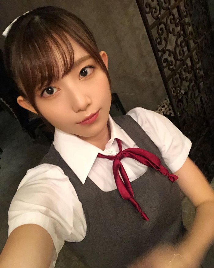 青山なぎさ 激かわな生脚＆タンクトップ画像！