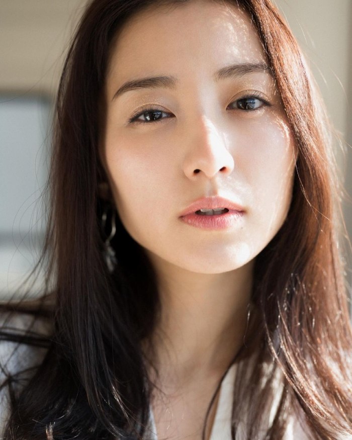 高田里穂 スタイル抜群な水着グラビア画像！